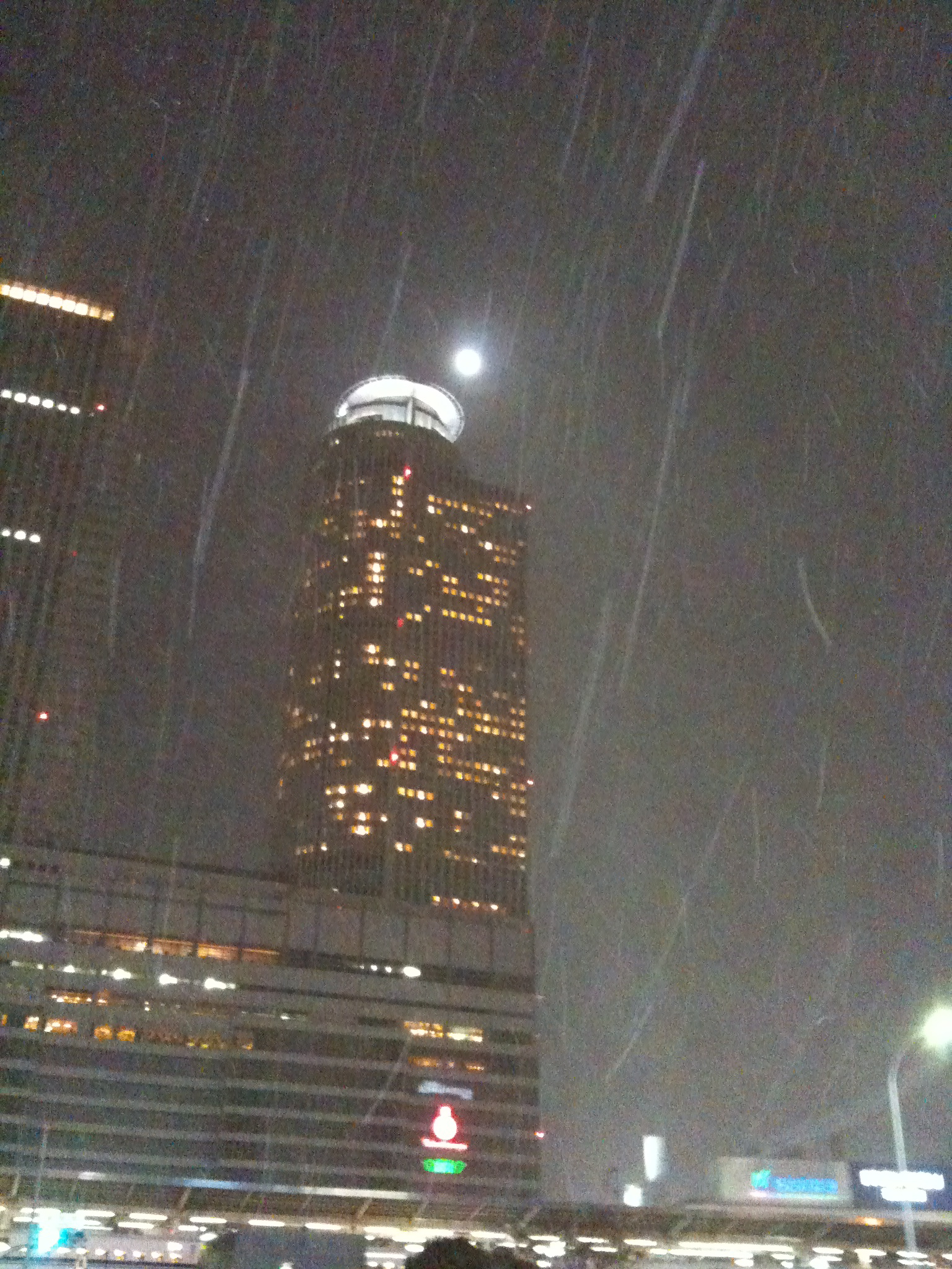 雪降る名古屋駅にて