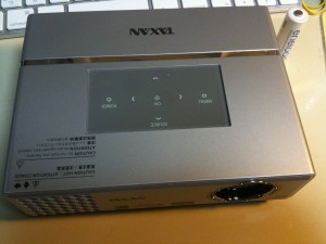 KG-PL105S - 大きさの比較のため，単3電池をおいてみた。