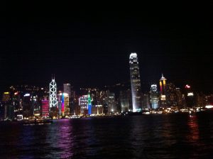 九龍地区から香港島を望む